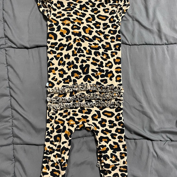 Posh Peanut baby girl pajamas bundle 6-9 Months
leopard bunny floral - Picture 9 of 13